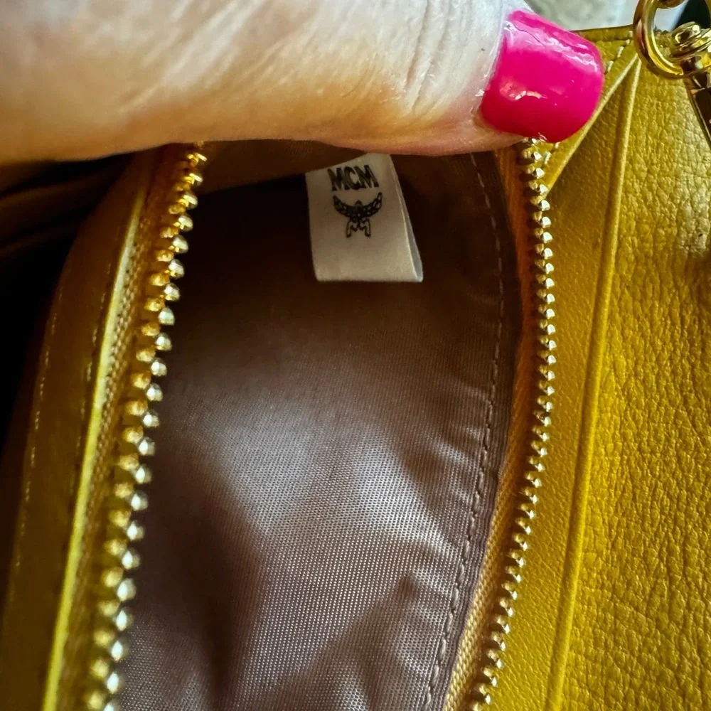 MCM Crossbody Wallet with removable gold chain. - Picture 3 of 15